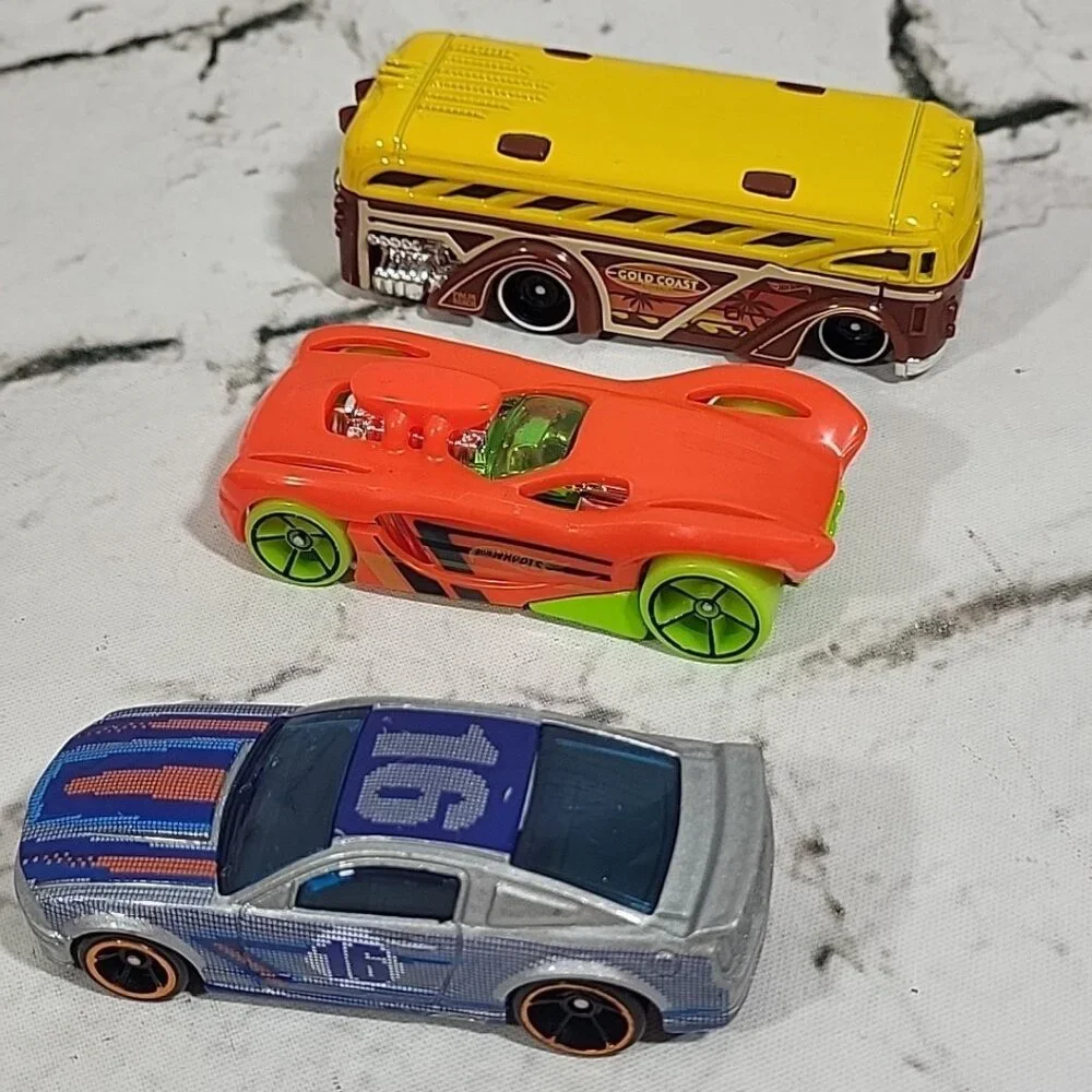 Hot Wheels Lot Of 33 Race Cars Hot Rods Trucks Die-Cast Vehicles Rolling Figures